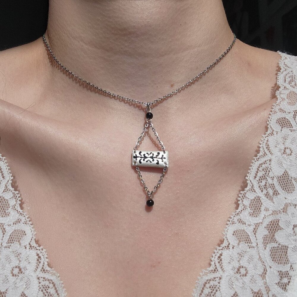 Iridescent Victorian Gothic obsidian necklace with a small silver chain - Picture 3 of 13